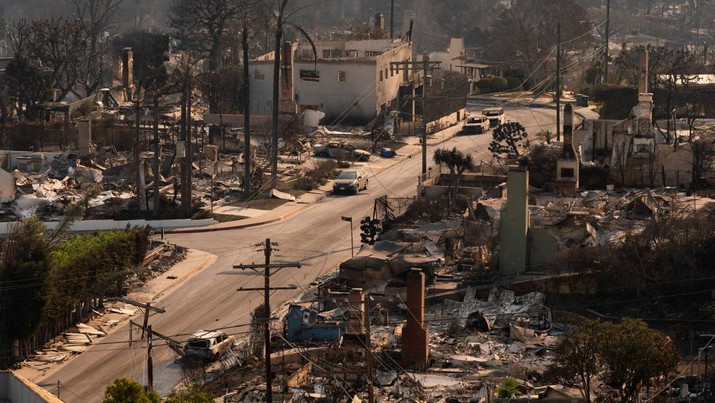 Sisa-sisa rumah yang terbakar akibat Kebakaran Palisades di kawasan Pacific Palisades di Los Angeles, California, AS, 10 Januari 2025. (REUTERS/David Ryder)