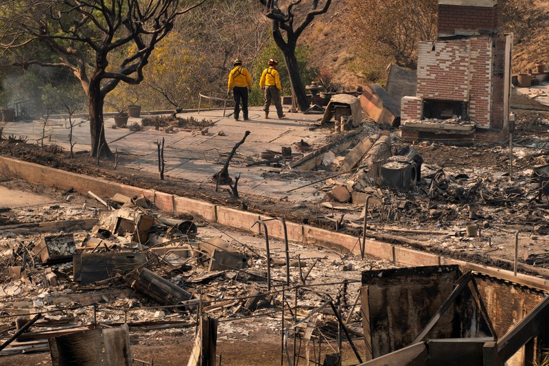 emandangan udara menunjukkan puing-puing dari properti yang terbakar, setelah Kebakaran Palisades di lingkungan Pacific Palisades di Los Angeles, California, AS, 10 Januari 2025. (REUTERS/Daniel Cole) emandangan udara menunjukkan puing-puing dari properti yang terbakar, setelah Kebakaran Palisades di lingkungan Pacific Palisades di Los Angeles, California, AS, 10 Januari 2025. (REUTERS/Daniel Cole)