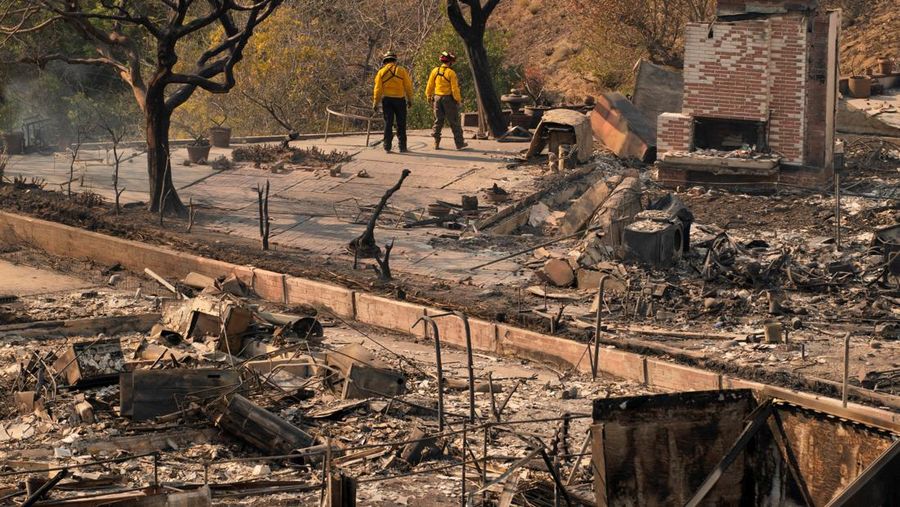 emandangan udara menunjukkan puing-puing dari properti yang terbakar, setelah Kebakaran Palisades di lingkungan Pacific Palisades di Los Angeles, California, AS, 10 Januari 2025. (REUTERS/Daniel Cole)