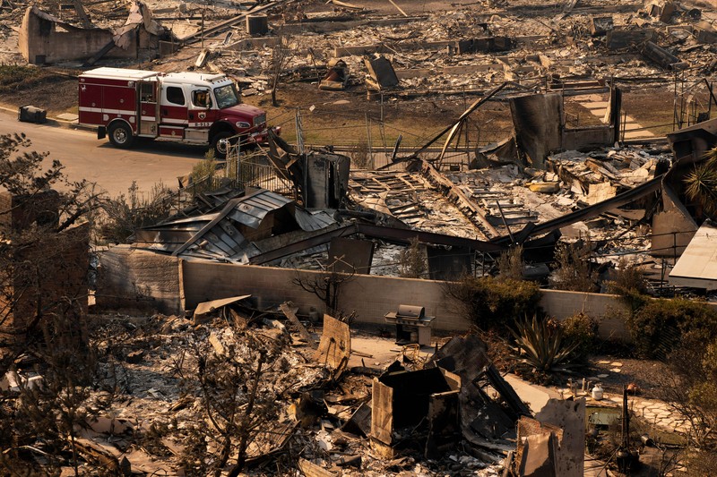 emandangan udara menunjukkan puing-puing dari properti yang terbakar, setelah Kebakaran Palisades di lingkungan Pacific Palisades di Los Angeles, California, AS, 10 Januari 2025. (REUTERS/Daniel Cole) emandangan udara menunjukkan puing-puing dari properti yang terbakar, setelah Kebakaran Palisades di lingkungan Pacific Palisades di Los Angeles, California, AS, 10 Januari 2025. (REUTERS/Daniel Cole)