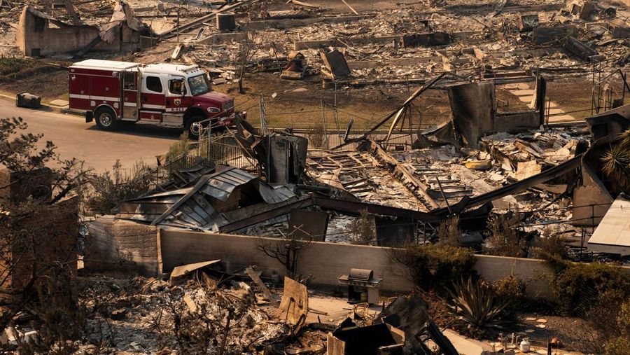 emandangan udara menunjukkan puing-puing dari properti yang terbakar, setelah Kebakaran Palisades di lingkungan Pacific Palisades di Los Angeles, California, AS, 10 Januari 2025. (REUTERS/Daniel Cole)