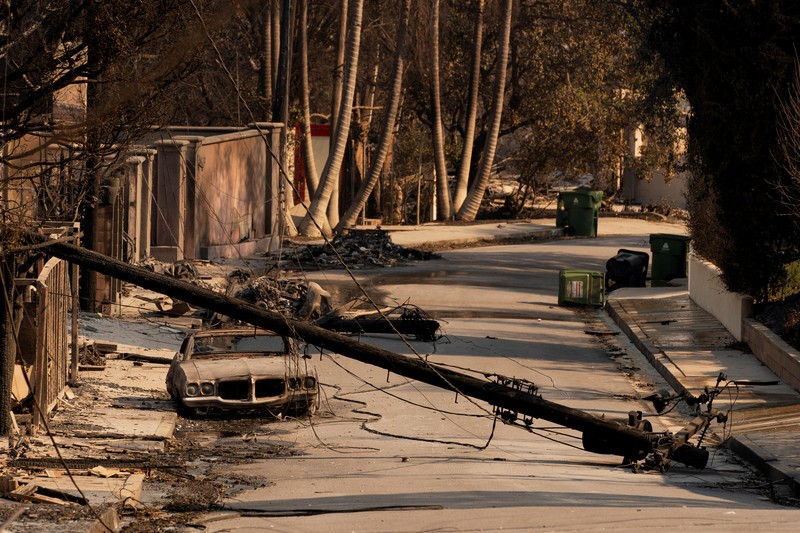 emandangan udara menunjukkan puing-puing dari properti yang terbakar, setelah Kebakaran Palisades di lingkungan Pacific Palisades di Los Angeles, California, AS, 10 Januari 2025. (REUTERS/Daniel Cole)