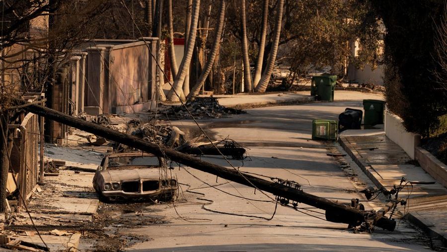 emandangan udara menunjukkan puing-puing dari properti yang terbakar, setelah Kebakaran Palisades di lingkungan Pacific Palisades di Los Angeles, California, AS, 10 Januari 2025. (REUTERS/Daniel Cole)