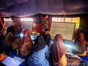 Cerita Getir di Balik Tenda Sekolah Darurat di Kampung Gempol