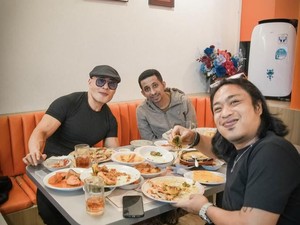 5 Restoran Nasi Padang Milik Artis yang Cocok Buat Bukber, Lauknya Melimpah!