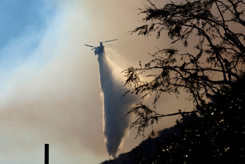 Sebuah pesawat tanker menjatuhkan bahan kimia tahan api di Los Angeles, California, Amerika Serikat, Sabtu (11/1/2025) waktu setempat. (REUTERS/Ringo Chiu) Sebuah pesawat tanker menjatuhkan bahan kimia tahan api di Los Angeles, California, Amerika Serikat, Sabtu (11/1/2025) waktu setempat. (REUTERS/Ringo Chiu)
