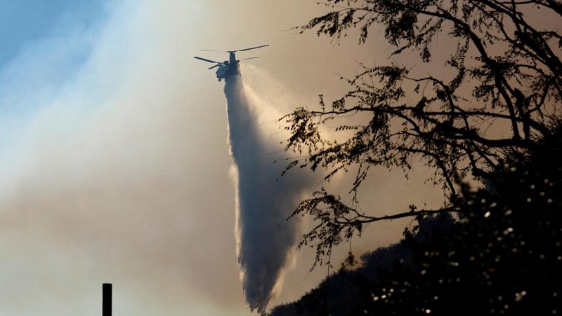 Sebuah pesawat tanker menjatuhkan bahan kimia tahan api di  Los Angeles, California, Amerika Serikat, Sabtu (11/1/2025) waktu setempat. (REUTERS/Ringo Chiu)