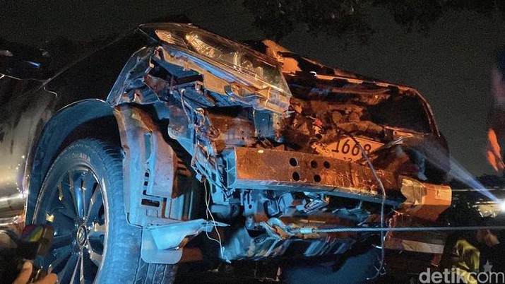 Mobil Land Cruiser Prado berstiker Setwapres menghantam Yamaha Mio di Sukabumi. Dua orang tewas akibat kecelakaan tersebut. (Siti Fatimah/detikJabar)