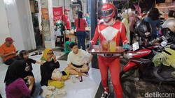 Tak Lawan Monster, Di Purwokerto Power Rangers Jualan Bakso