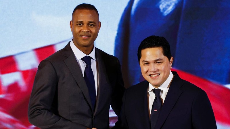 Pelatih kepala tim nasional sepak bola Indonesia nan baru ditunjuk, Patrick Kluivert saat diperkenalkan sebagai Pelatih Kepala Timnas Indonesia dalam Konfernsi Pers di Jakarta, Minggu (12/1/2025). (REUTERS/Willy Kurniawan)