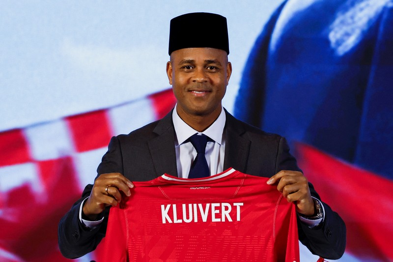 Pelatih kepala tim nasional sepak bola Indonesia yang baru ditunjuk, Patrick Kluivert saat diperkenalkan sebagai Pelatih Kepala Timnas Indonesia dalam Konfernsi Pers di Jakarta, Minggu (12/1/2025). (REUTERS/Willy Kurniawan) Pelatih kepala tim nasional sepak bola Indonesia yang baru ditunjuk, Patrick Kluivert saat diperkenalkan sebagai Pelatih Kepala Timnas Indonesia dalam Konfernsi Pers di Jakarta, Minggu (12/1/2025). (REUTERS/Willy Kurniawan)