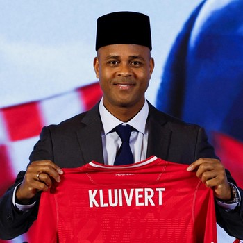 Pakai Peci Hitam, Kluivert Diperkenalkan Jadi Pelatih Timnas Garuda