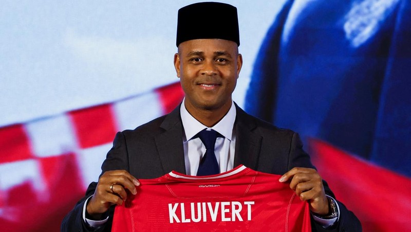 Pelatih kepala tim nasional sepak bola Indonesia nan baru ditunjuk, Patrick Kluivert saat diperkenalkan sebagai Pelatih Kepala Timnas Indonesia dalam Konfernsi Pers di Jakarta, Minggu (12/1/2025). (REUTERS/Willy Kurniawan)