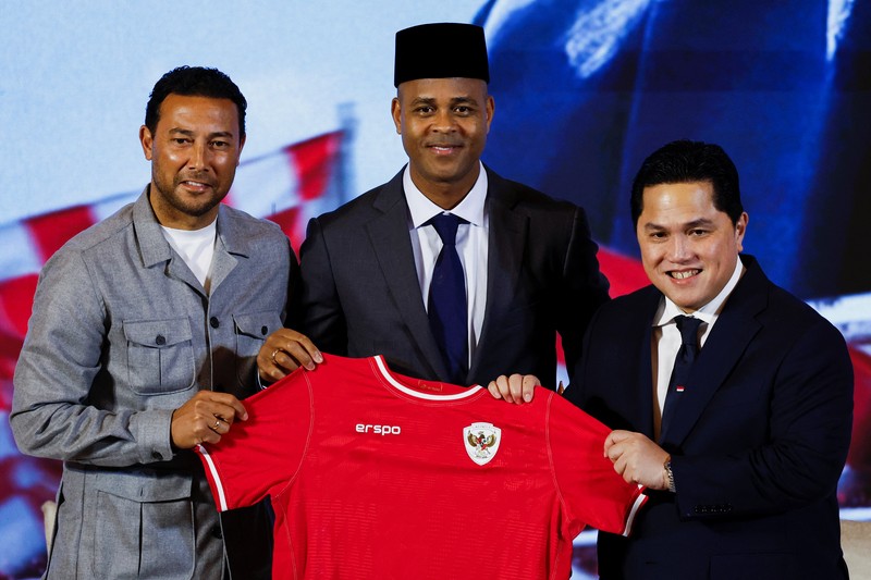 Pelatih kepala tim nasional sepak bola Indonesia yang baru ditunjuk, Patrick Kluivert saat diperkenalkan sebagai Pelatih Kepala Timnas Indonesia dalam Konfernsi Pers di Jakarta, Minggu (12/1/2025). (REUTERS/Willy Kurniawan) Pelatih kepala tim nasional sepak bola Indonesia yang baru ditunjuk, Patrick Kluivert saat diperkenalkan sebagai Pelatih Kepala Timnas Indonesia dalam Konfernsi Pers di Jakarta, Minggu (12/1/2025). (REUTERS/Willy Kurniawan)