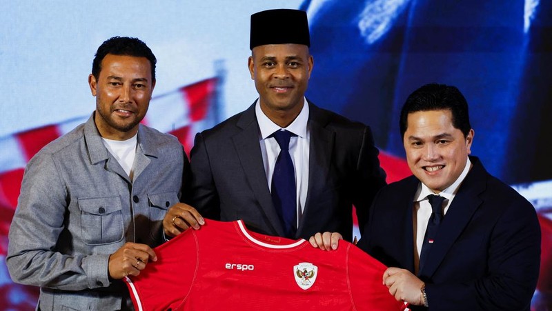 Pelatih kepala tim nasional sepak bola Indonesia yang baru ditunjuk, Patrick Kluivert saat diperkenalkan sebagai Pelatih Kepala Timnas Indonesia dalam Konfernsi Pers di Jakarta, Minggu (12/1/2025). (REUTERS/Willy Kurniawan)