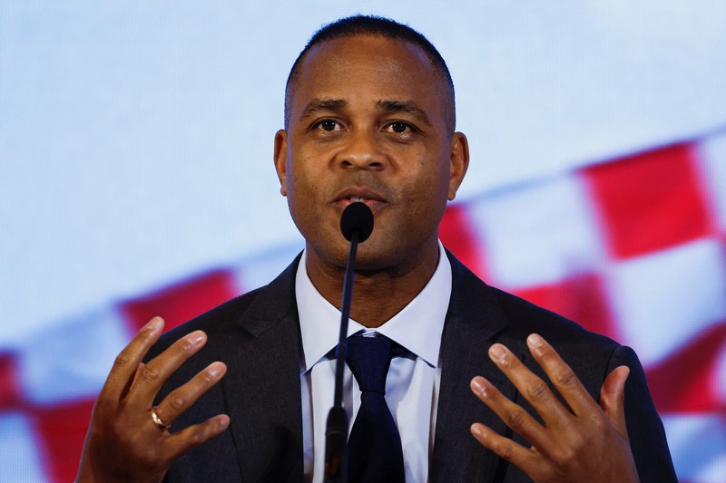 Pelatih kepala tim nasional sepak bola Indonesia yang baru ditunjuk, Patrick Kluivert saat diperkenalkan sebagai Pelatih Kepala Timnas Indonesia dalam Konfernsi Pers di Jakarta, Minggu (12/1/2025). (REUTERS/Willy Kurniawan)