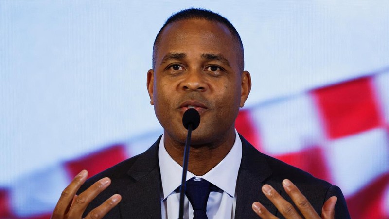 Pelatih kepala tim nasional sepak bola Indonesia nan baru ditunjuk, Patrick Kluivert saat diperkenalkan sebagai Pelatih Kepala Timnas Indonesia dalam Konfernsi Pers di Jakarta, Minggu (12/1/2025). (REUTERS/Willy Kurniawan)