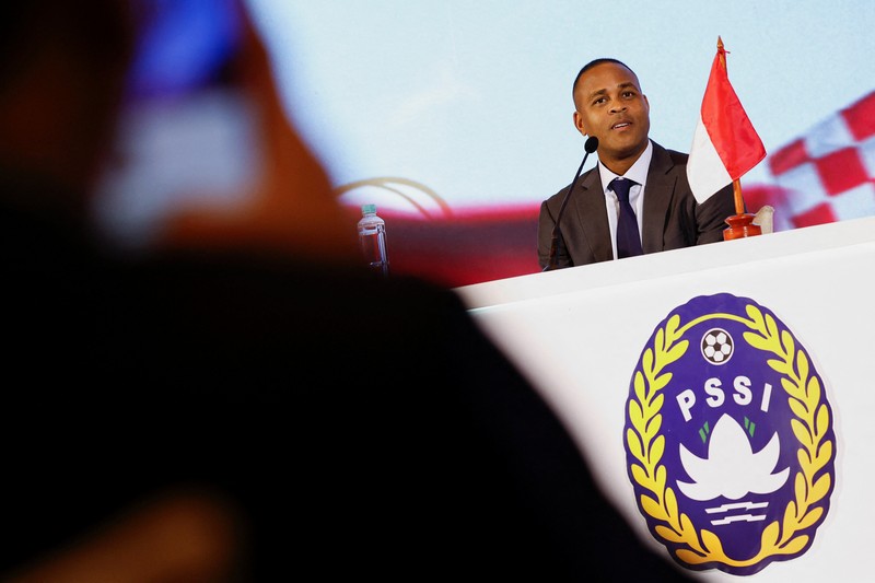 Pelatih kepala tim nasional sepak bola Indonesia yang baru ditunjuk, Patrick Kluivert saat diperkenalkan sebagai Pelatih Kepala Timnas Indonesia dalam Konfernsi Pers di Jakarta, Minggu (12/1/2025). (REUTERS/Willy Kurniawan) Pelatih kepala tim nasional sepak bola Indonesia yang baru ditunjuk, Patrick Kluivert saat diperkenalkan sebagai Pelatih Kepala Timnas Indonesia dalam Konfernsi Pers di Jakarta, Minggu (12/1/2025). (REUTERS/Willy Kurniawan)