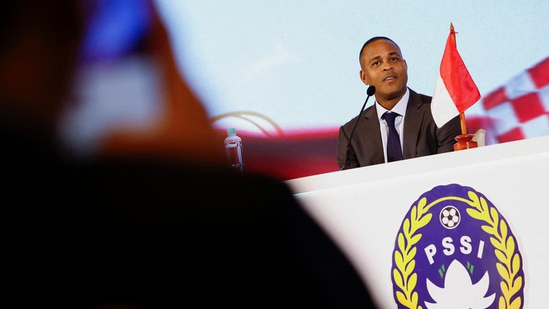 Pelatih kepala tim nasional sepak bola Indonesia yang baru ditunjuk, Patrick Kluivert saat diperkenalkan sebagai Pelatih Kepala Timnas Indonesia dalam Konfernsi Pers di Jakarta, Minggu (12/1/2025). (REUTERS/Willy Kurniawan)