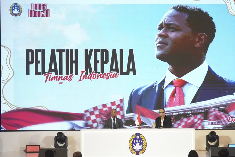 Pelatih kepala tim nasional sepak bola Indonesia yang baru ditunjuk, Patrick Kluivert saat diperkenalkan sebagai Pelatih Kepala Timnas Indonesia dalam Konfernsi Pers di Jakarta, Minggu (12/1/2025). (REUTERS/Willy Kurniawan)