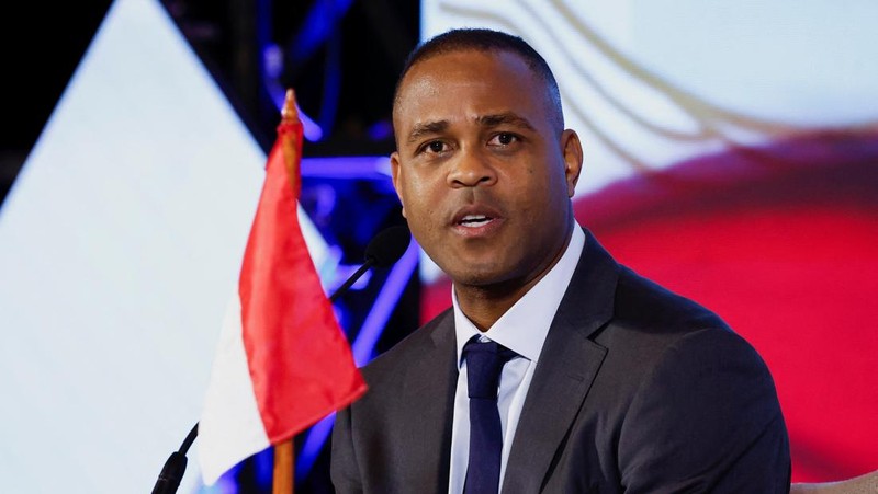 Pelatih kepala tim nasional sepak bola Indonesia yang baru ditunjuk, Patrick Kluivert saat diperkenalkan sebagai Pelatih Kepala Timnas Indonesia dalam Konfernsi Pers di Jakarta, Minggu (12/1/2025). (REUTERS/Willy Kurniawan)