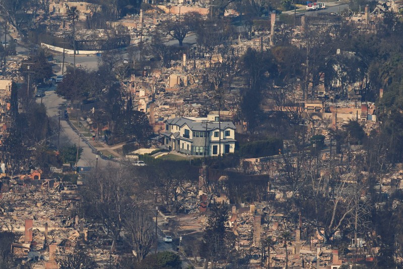 Pemandangan yang menunjukkan sisa-sisa rumah yang hancur akibat Kebakaran Palisades di kawasan Pacific Palisades di Los Angeles, California, AS, 11 Januari 2025. (REUTERS/David Ryder)