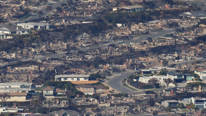 Pemandangan yang menunjukkan sisa-sisa rumah yang hancur akibat Kebakaran Palisades di kawasan Pacific Palisades di Los Angeles, California, AS, 11 Januari 2025. (REUTERS/David Ryder)