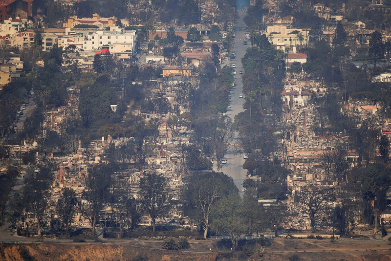 Pemandangan yang menunjukkan sisa-sisa rumah yang hancur akibat Kebakaran Palisades di kawasan Pacific Palisades di Los Angeles, California, AS, 11 Januari 2025. (REUTERS/David Ryder) Pemandangan yang menunjukkan sisa-sisa rumah yang hancur akibat Kebakaran Palisades di kawasan Pacific Palisades di Los Angeles, California, AS, 11 Januari 2025. (REUTERS/David Ryder)
