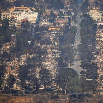 Foto Udara Los Angeles Bak Neraka usai Ludes Terbakar Api