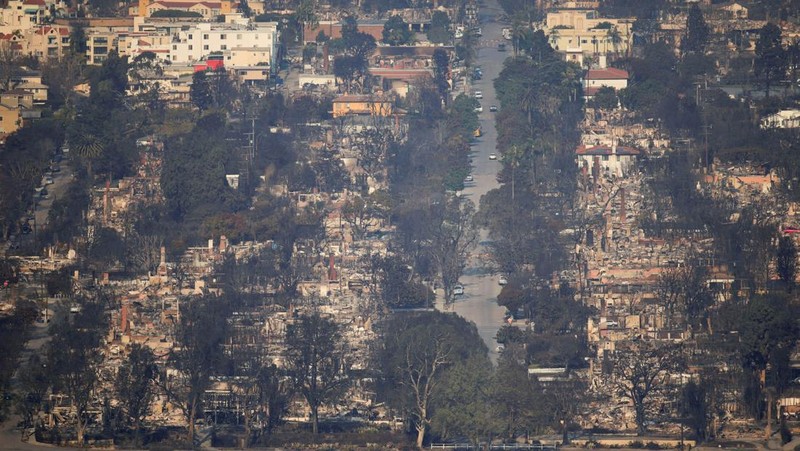 Pemandangan yang menunjukkan sisa-sisa rumah yang hancur akibat Kebakaran Palisades di kawasan Pacific Palisades di Los Angeles, California, AS, 11 Januari 2025. (REUTERS/David Ryder)