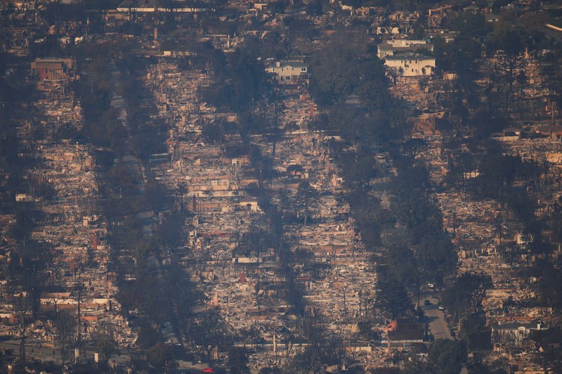 Pemandangan yang menunjukkan sisa-sisa rumah yang hancur akibat Kebakaran Palisades di kawasan Pacific Palisades di Los Angeles, California, AS, 11 Januari 2025. (REUTERS/David Ryder)