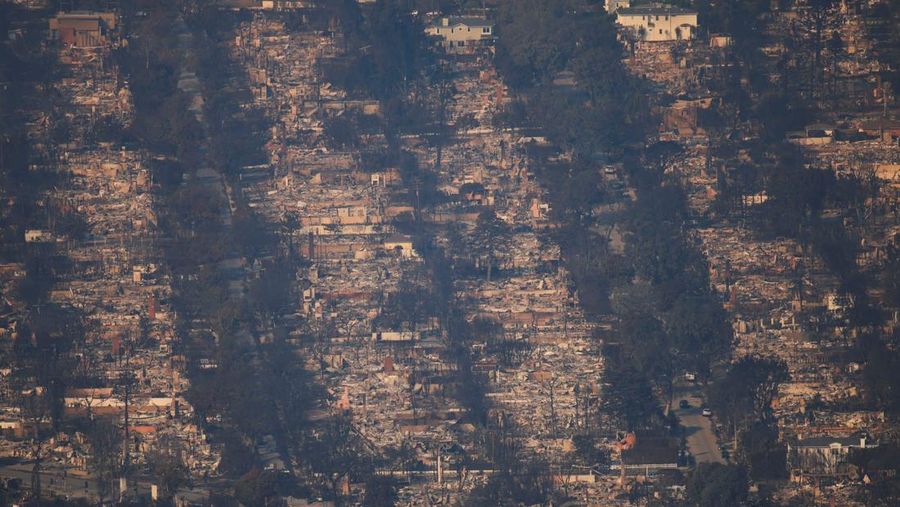 Pemandangan yang menunjukkan sisa-sisa rumah yang hancur akibat Kebakaran Palisades di kawasan Pacific Palisades di Los Angeles, California, AS, 11 Januari 2025. (REUTERS/David Ryder)