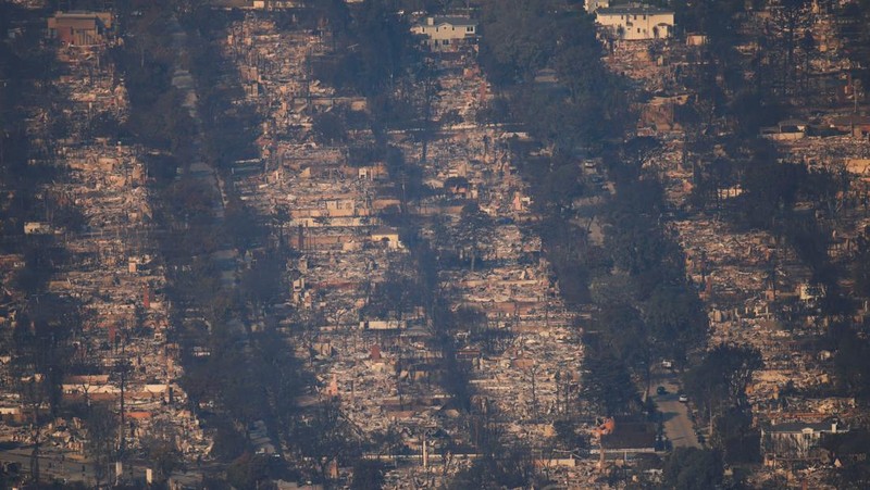 Pemandangan yang menunjukkan sisa-sisa rumah yang hancur akibat Kebakaran Palisades di kawasan Pacific Palisades di Los Angeles, California, AS, 11 Januari 2025. (REUTERS/David Ryder)