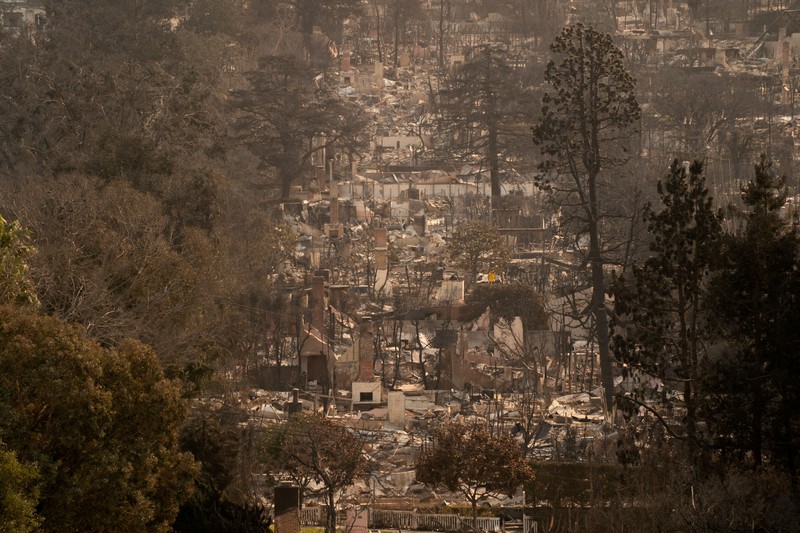 Pemandangan yang menunjukkan sisa-sisa rumah yang hancur akibat Kebakaran Palisades di kawasan Pacific Palisades di Los Angeles, California, AS, 11 Januari 2025. (REUTERS/David Ryder) Pemandangan yang menunjukkan sisa-sisa rumah yang hancur akibat Kebakaran Palisades di kawasan Pacific Palisades di Los Angeles, California, AS, 11 Januari 2025. (REUTERS/David Ryder)