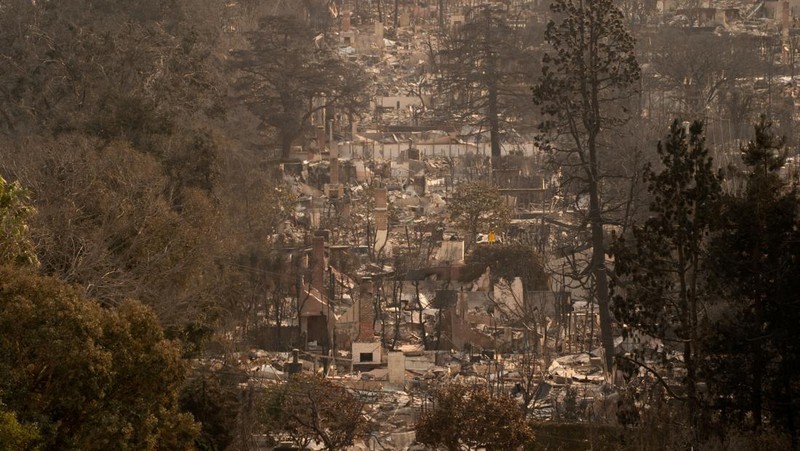 Pemandangan yang menunjukkan sisa-sisa rumah yang hancur akibat Kebakaran Palisades di kawasan Pacific Palisades di Los Angeles, California, AS, 11 Januari 2025. (REUTERS/David Ryder)