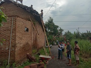 13 Rumah Warga Alasdowo Pati Rusak Diterjang Angin Puting Beliung