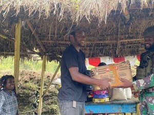 Satgas Habema Bagikan Sembako ke Warga Mbuwa Papua Pegunungan