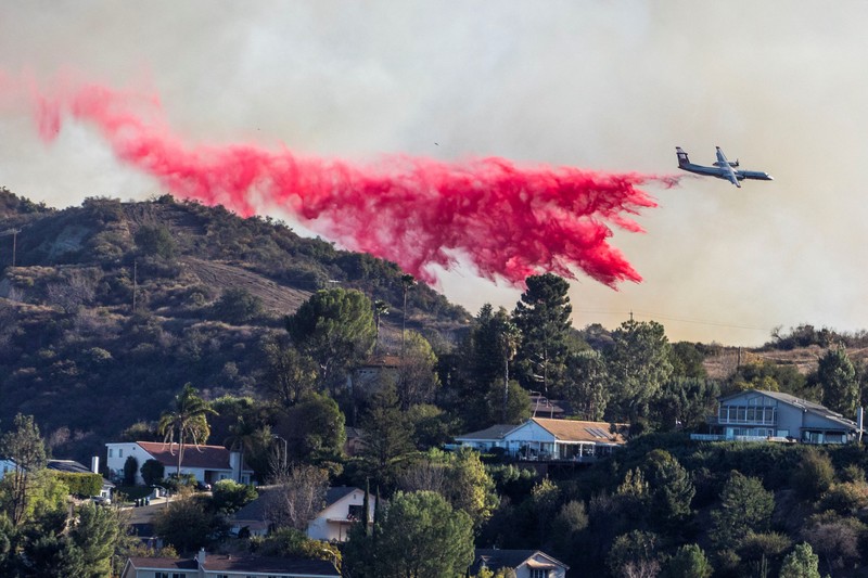 Sebuah pesawat tanker menjatuhkan bahan kimia tahan api di Los Angeles, California, Amerika Serikat, Sabtu (11/1/2025) waktu setempat. (REUTERS/Ringo Chiu) Sebuah pesawat tanker menjatuhkan bahan kimia tahan api di Los Angeles, California, Amerika Serikat, Sabtu (11/1/2025) waktu setempat. (REUTERS/Ringo Chiu)