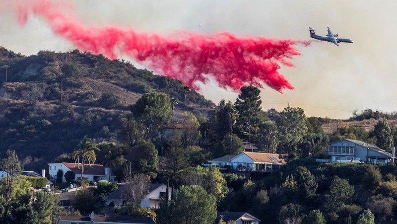 Sebuah pesawat tanker menjatuhkan bahan kimia tahan api di  Los Angeles, California, Amerika Serikat, Sabtu (11/1/2025) waktu setempat. (REUTERS/Ringo Chiu)