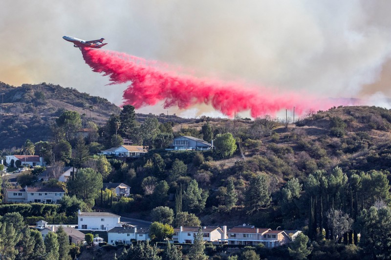 Sebuah pesawat tanker menjatuhkan bahan kimia tahan api di Los Angeles, California, Amerika Serikat, Sabtu (11/1/2025) waktu setempat. (REUTERS/Ringo Chiu) Sebuah pesawat tanker menjatuhkan bahan kimia tahan api di Los Angeles, California, Amerika Serikat, Sabtu (11/1/2025) waktu setempat. (REUTERS/Ringo Chiu)
