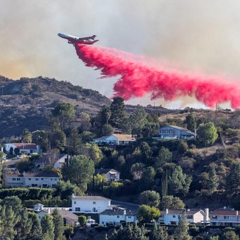 Potret Pesawat Tanker-Helikopter Turun Padamkan 'Neraka' Los Angeles