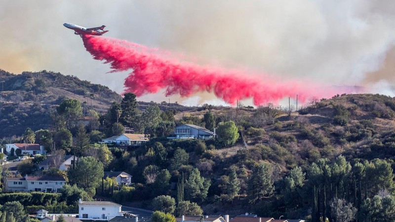 Sebuah pesawat tanker menjatuhkan bahan kimia tahan api di  Los Angeles, California, Amerika Serikat, Sabtu (11/1/2025) waktu setempat. (REUTERS/Ringo Chiu)