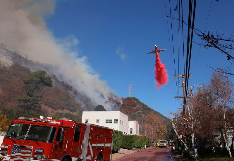 Sebuah pesawat tanker menjatuhkan bahan kimia tahan api di Los Angeles, California, Amerika Serikat, Sabtu (11/1/2025) waktu setempat. (REUTERS/Ringo Chiu) Sebuah pesawat tanker menjatuhkan bahan kimia tahan api di Los Angeles, California, Amerika Serikat, Sabtu (11/1/2025) waktu setempat. (REUTERS/Ringo Chiu)