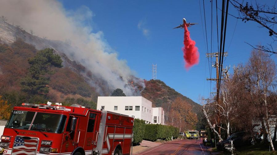 Sebuah pesawat tanker menjatuhkan bahan kimia tahan api di  Los Angeles, California, Amerika Serikat, Sabtu (11/1/2025) waktu setempat. (REUTERS/Ringo Chiu)