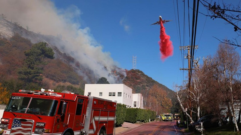 Sebuah pesawat tanker menjatuhkan bahan kimia tahan api di  Los Angeles, California, Amerika Serikat, Sabtu (11/1/2025) waktu setempat. (REUTERS/Ringo Chiu)