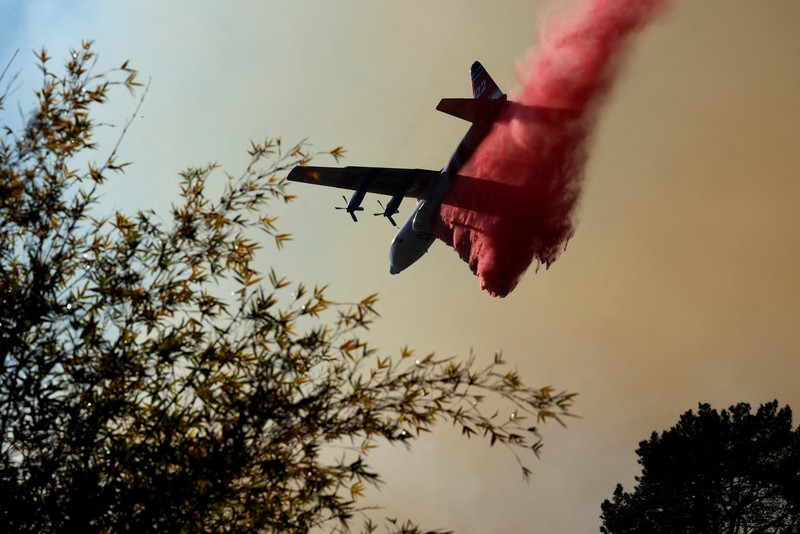 Sebuah pesawat tanker menjatuhkan bahan kimia tahan api di  Los Angeles, California, Amerika Serikat, Sabtu (11/1/2025) waktu setempat. (REUTERS/Ringo Chiu)
