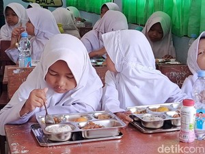 Wajah Ceria Anak-anak di Jabar Santap Makan Bergizi Gratis