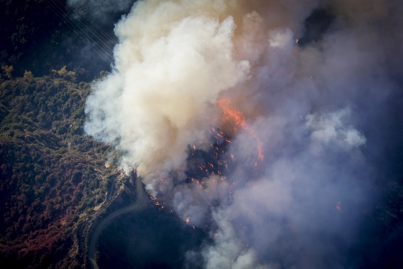Penampakan seperti tornado api kecil terlihat saat kebakaran hutan di Lembah San Fernando, Los Angeles, California, Amerika Serikat, Jumat (10/1/2025). (AP)