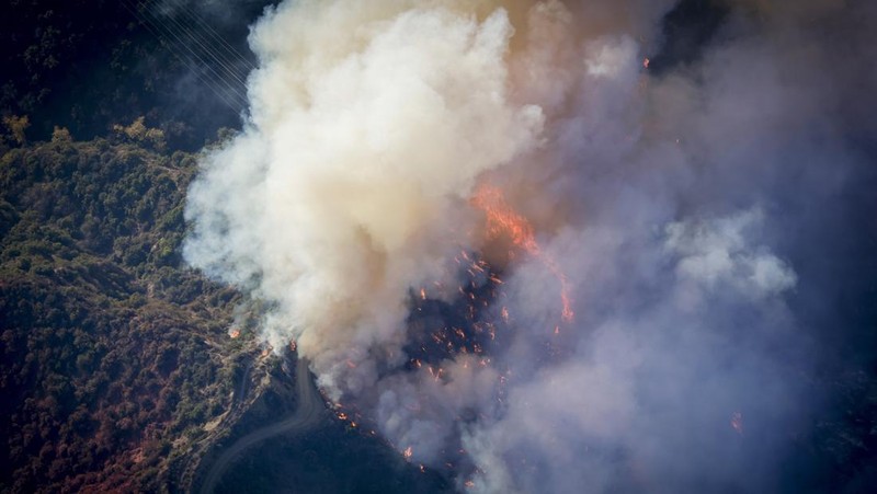 Penampakan seperti tornado api kecil terlihat saat kebakaran hutan di Lembah San Fernando, Los Angeles, California, Amerika Serikat, Jumat (10/1/2025). (AP)