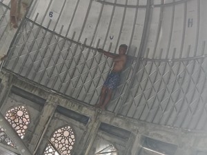 ODGJ Panjat Atap Masjid Baki Sukoharjo, Sempat Nempel di Kubah Bak Spiderman